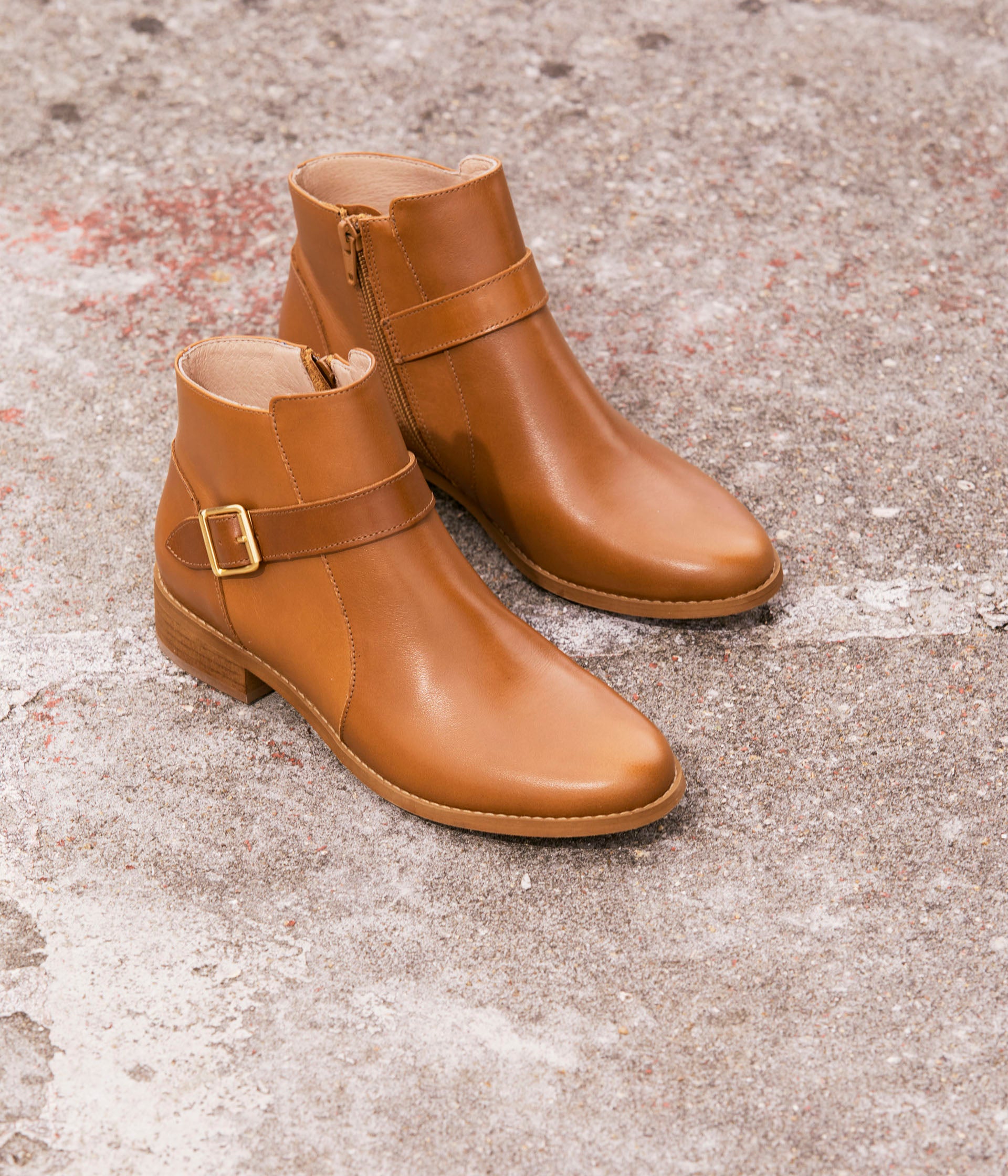 Post flat ankle boots