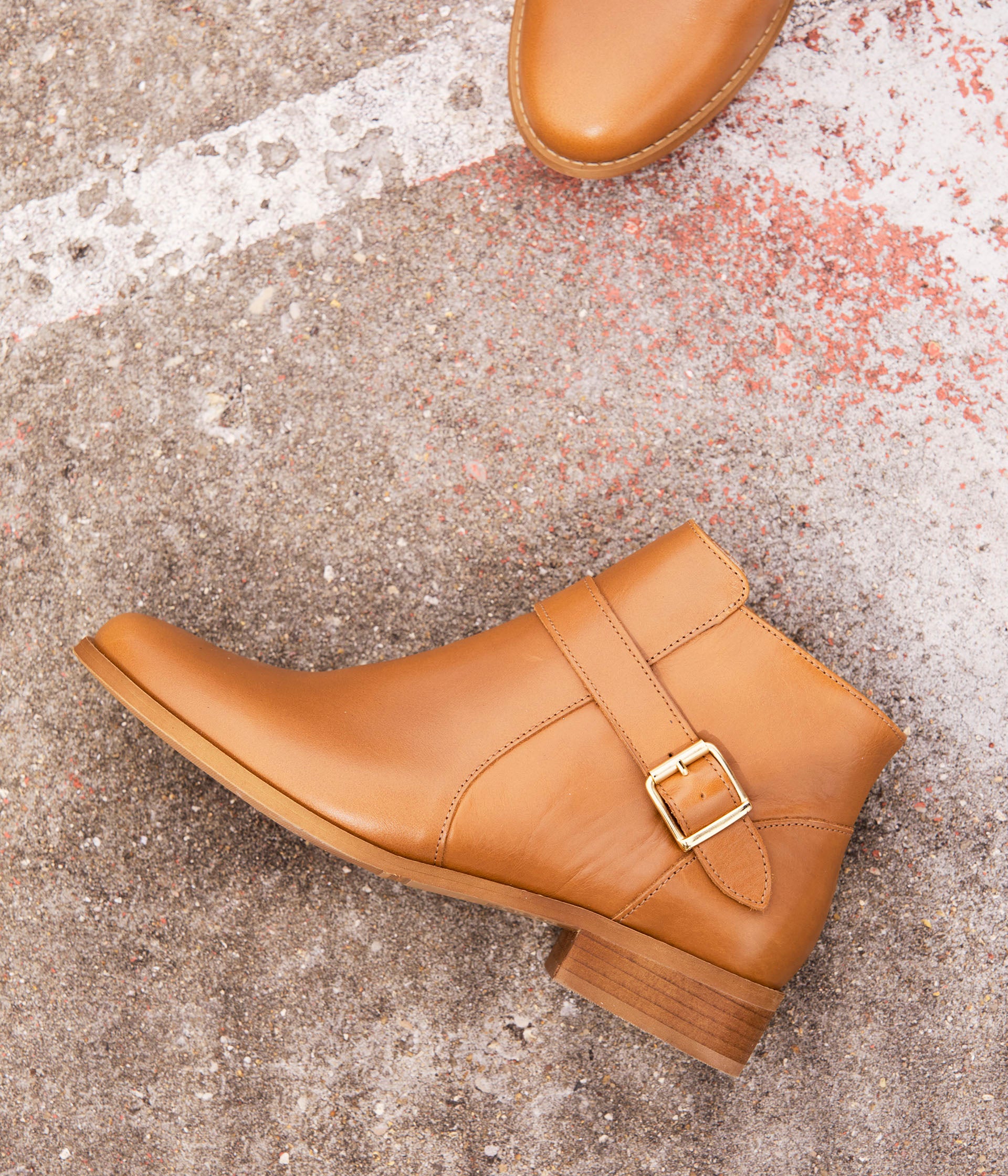 Post flat ankle boots